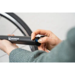 Michelin Akku-Luftpumpe Analog 8 Bar -Bike Essentials Verkäufe michelin akku luftpumpe analog 8 bar3
